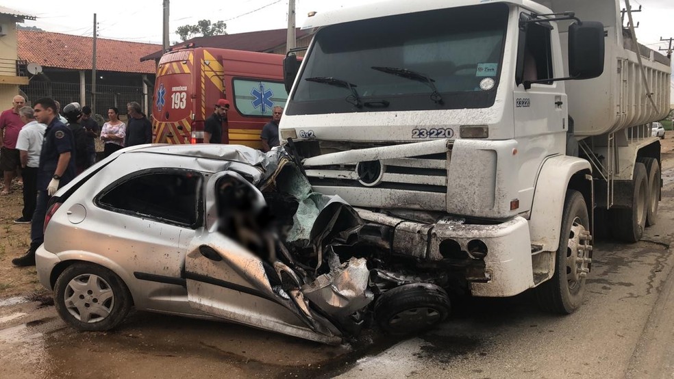 Quatro Morrem Em Acidente De Carro Na Sc 410 Apos Suposta Participacao Em Roubo Em Itapema Santa Catarina G1
