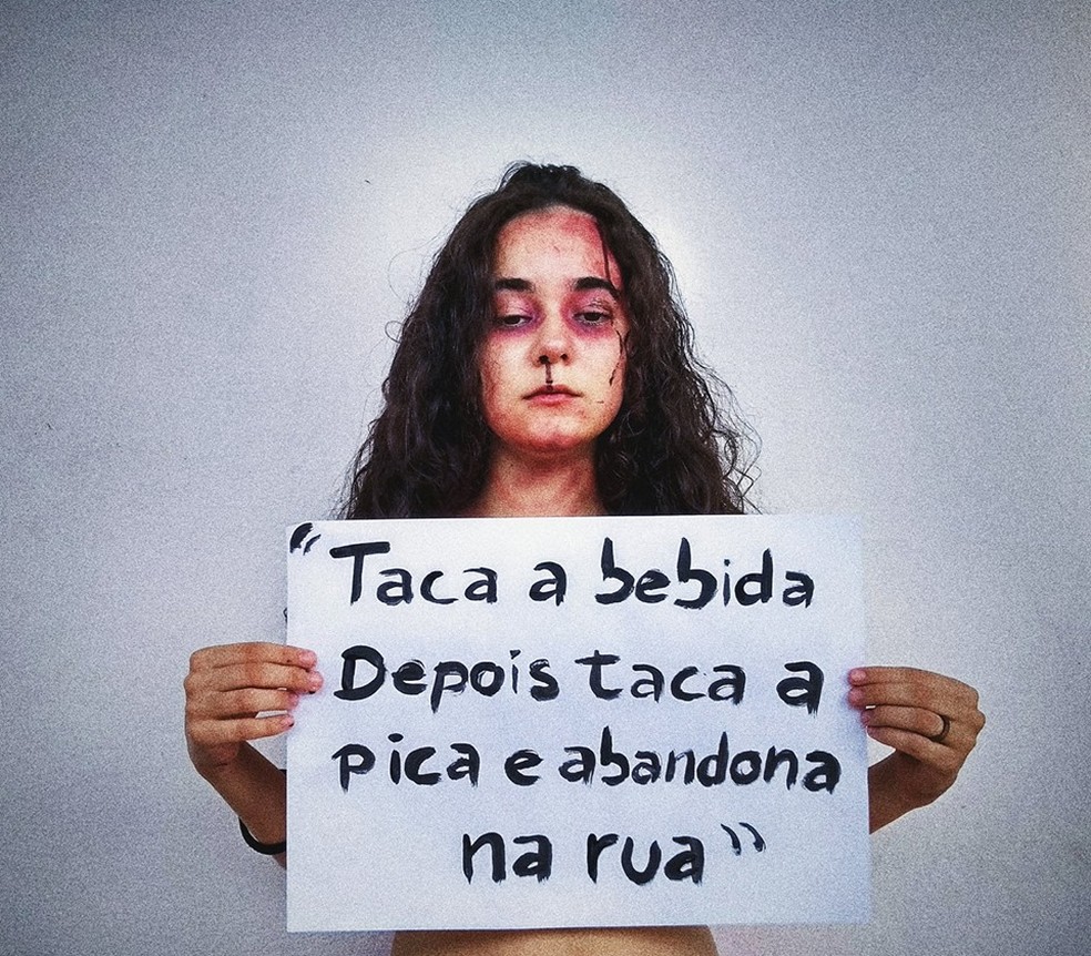 Estudante Yasmin Formiga faz protesto contra funk de Mc Diguinho. (Foto: Yasmin Formiga/Arquivo Pessoal)