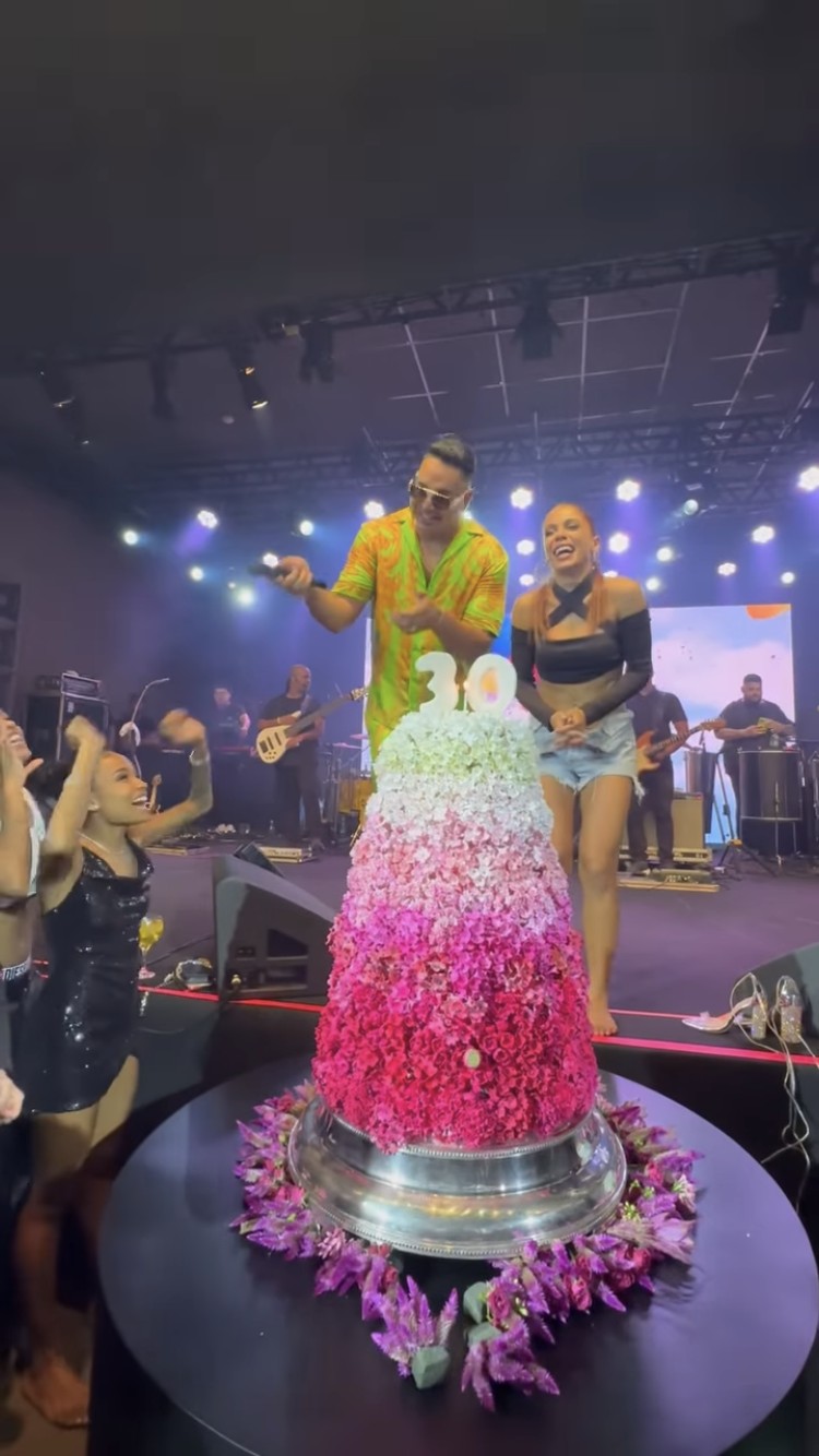 Festa de Anitta teve bolo gigante e show do Harmonia do Samba — Foto: Reprodução/Instagram Anitta