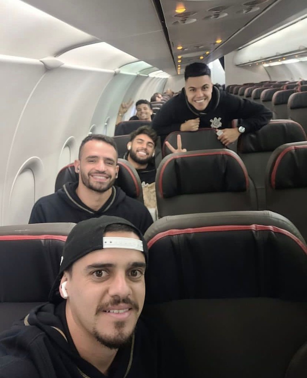 Jogadores do Corinthians em avião a caminho do Rio de Janeiro — Foto: Divulgação