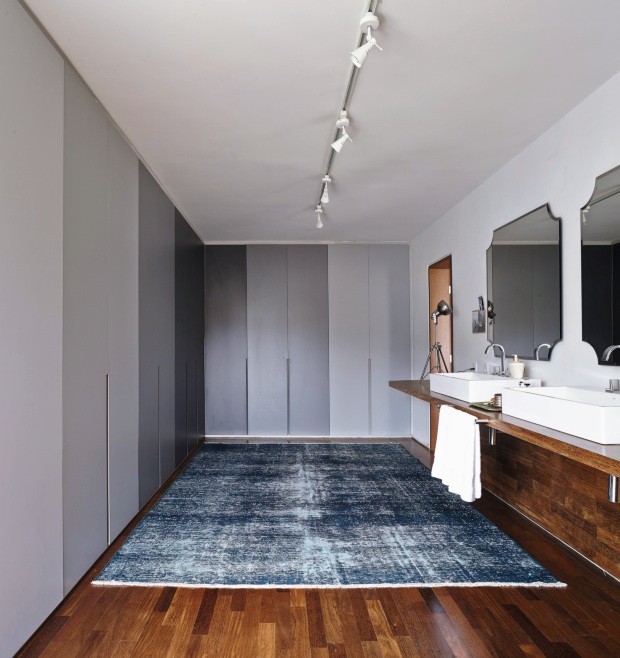 No ambiente entre o quarto e o banheiro, onde ficam o closet e uma bancada de 5m com duas cubas, a arquiteta Daniela Ruiz instalou espelhos amplos de 80 x 70 cm (Foto: Victor Affaro / Editora Globo)