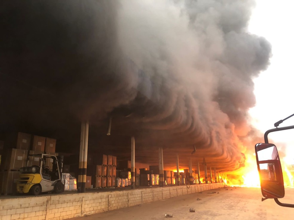 Incêndio atinge armazém de empresa de Sorriso — Foto: Cedida
