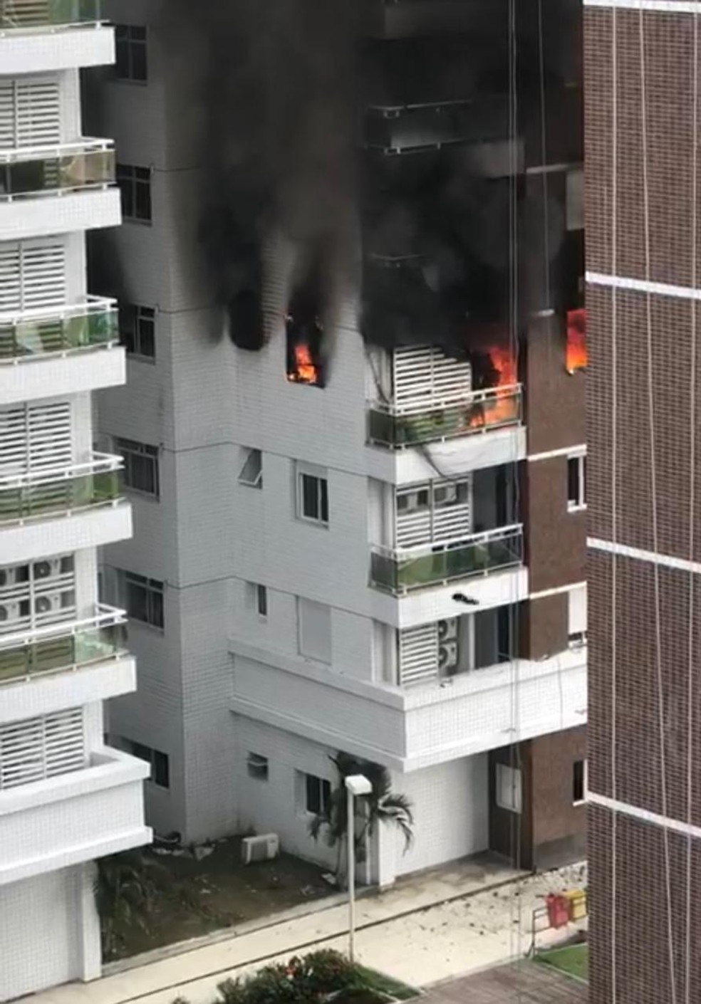 Incêndio aconteceu no terceiro andar do prédio.  — Foto: Reprodução internet