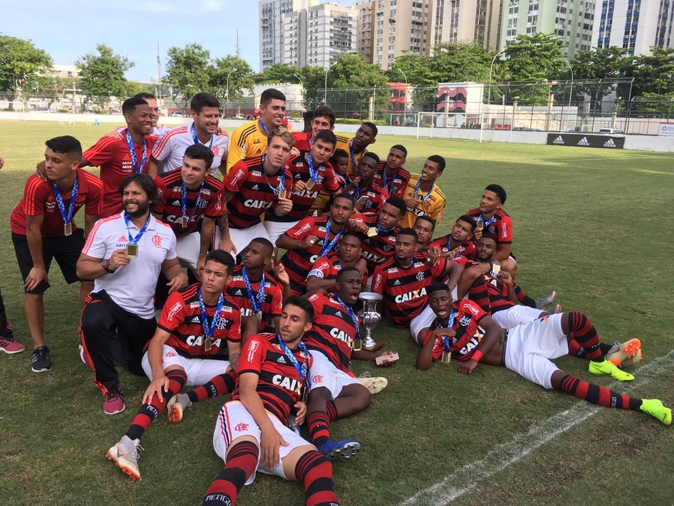 Jogadores do sub-20 do Flamengo comemoram t&iacute;tulo do OPG &mdash; Foto: Thayuan Leiras