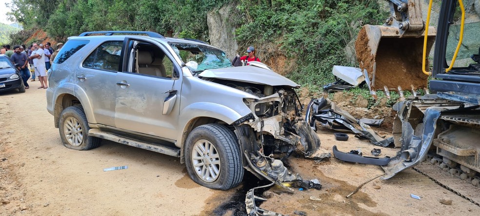 Carro colide com retroescavadeira e criança morre em Camboriú — Foto: Corpo de Bombeiros/Reprodução