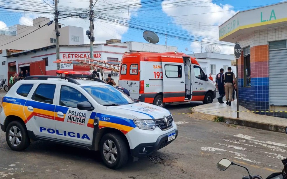 Homem é morto a tiros pelo primo dentro de padaria em Passos, MG — Foto: Hélder Almeida