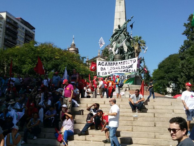 Praça da Matriz reúne manifestantes contra o impeachment nesta sexta em Porto Alegre (Foto: Juliano Chimenes/RBS TV)