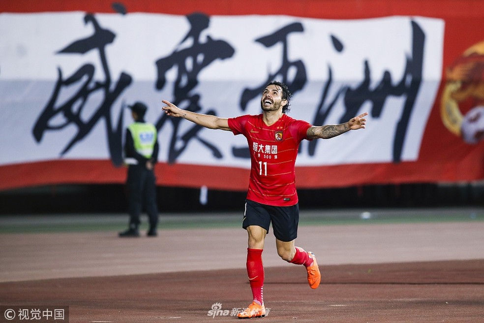 Ricardo Goulart comemora gol pelo Guangzhou Evergrande — Foto: Reprodução Sina.com