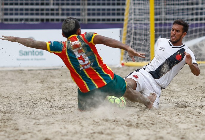 Rafinha, do Vasco, disputa bola com Eudim, um dos destaques do Sampaio Corrêa futebol de areia (Foto: Marcello Zambrana)