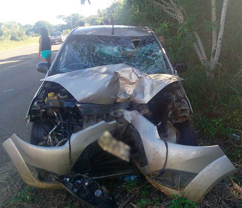 Um morre em acidente entre carro e moto no sul da Bahia neste domingo (29) (Foto: DivulgaÃ§Ã£o/PRE)