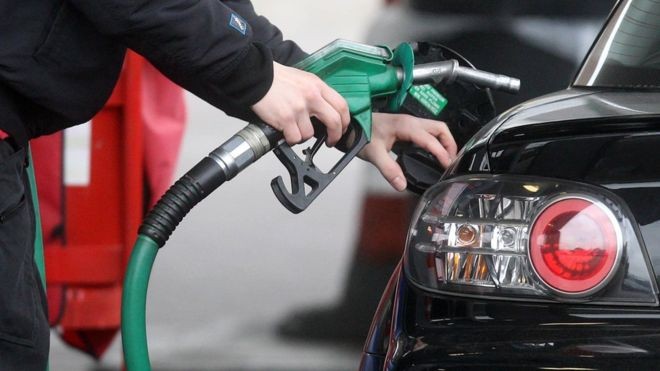 Política de preços para a gasolina e o diesel no Brasil é de acompanhar a cotação internacional do barril de petróleo (Foto: PA, via BBC News Brasil)