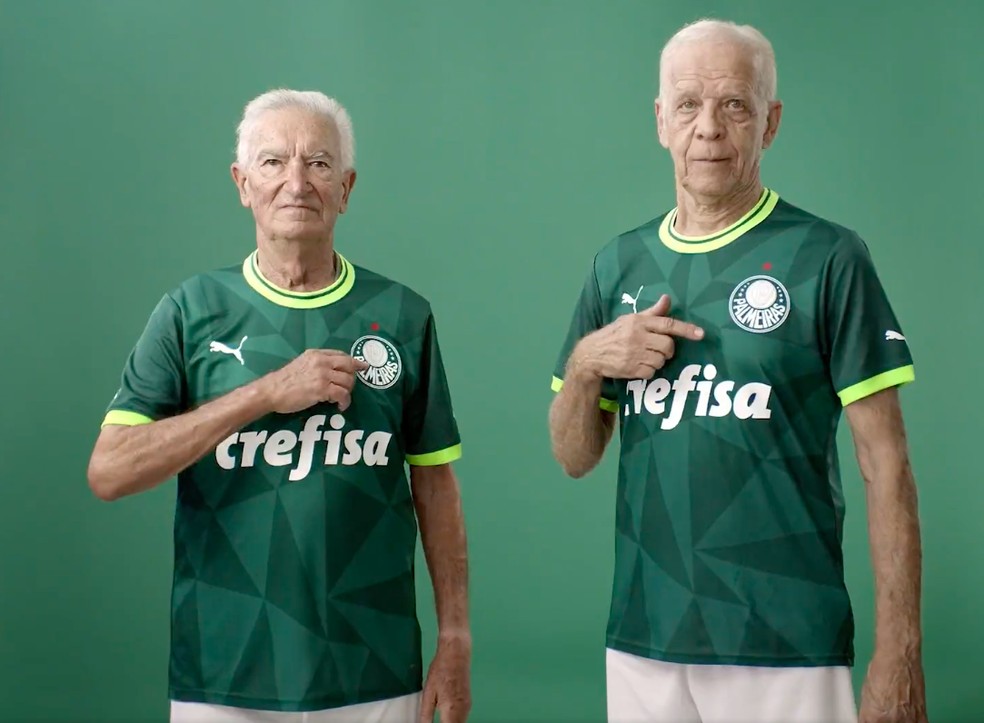 Dudu e Ademir da Guia: dois jogadores históricos de Academias passadas do Palmeiras posam com as novas camisas — Foto: Reprodução/Twitter