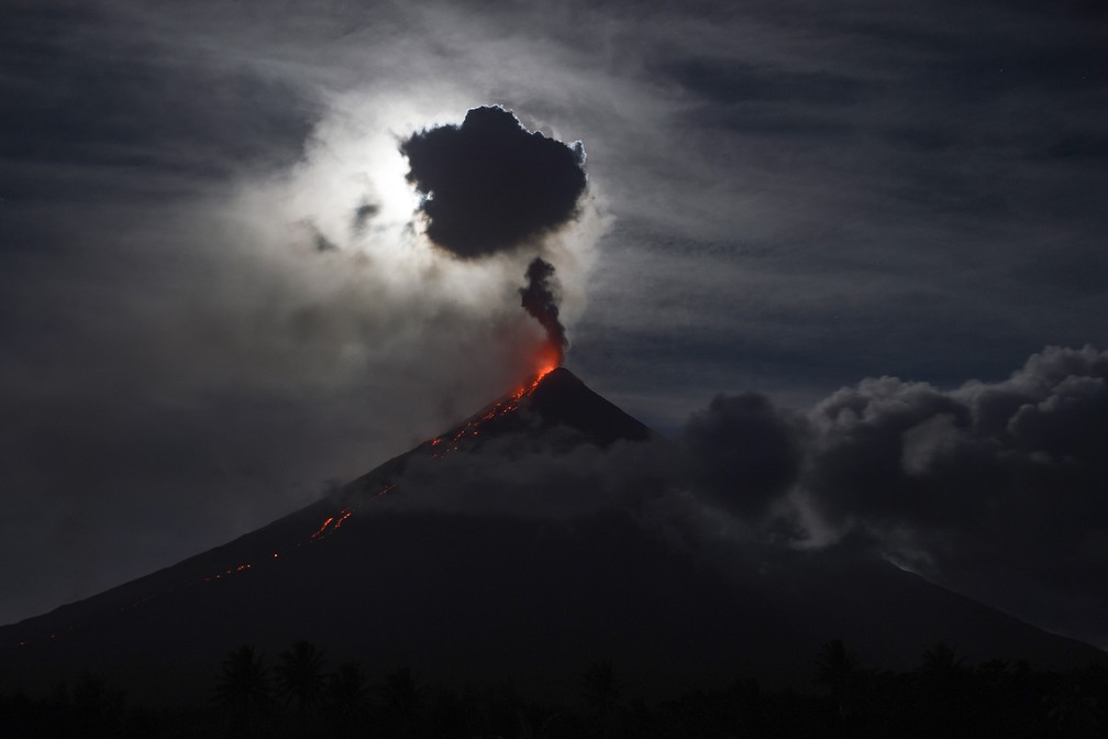 1Âº de fevereiro â A 'superlua azul de sangue' Ã© ocultada por uma nuvem de cinzas e fumaÃ§a expelida pelo vulcÃ£o Mayon, perto de Legazpi, nas Filipinas â Foto: Ted Aljibe/AFP