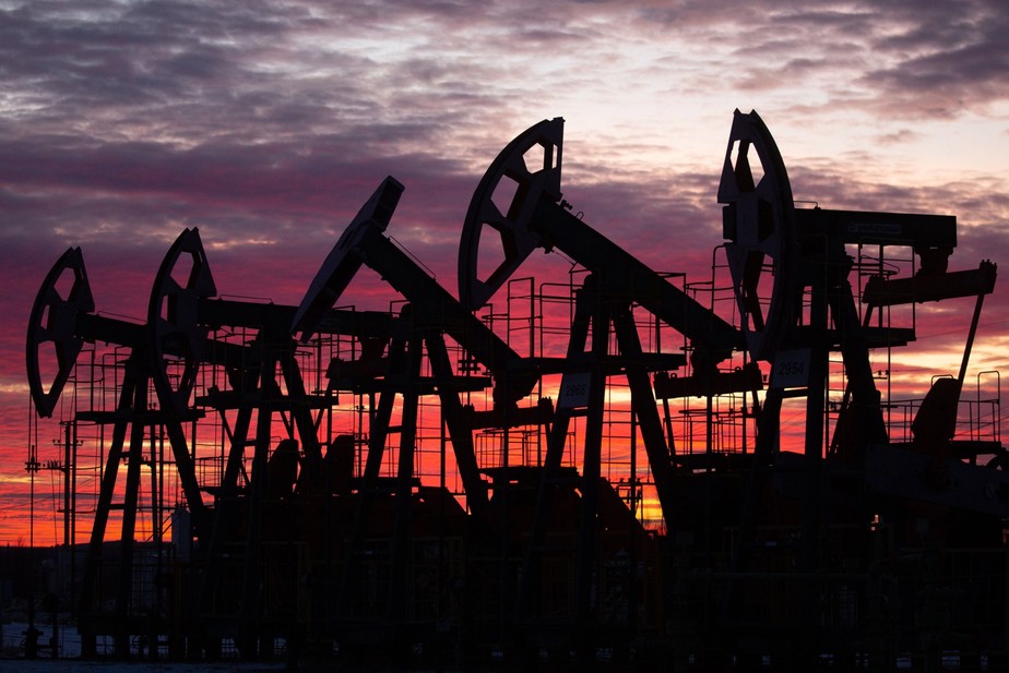 Campo de extração de petróleo em Neftekamsk, na Rússia