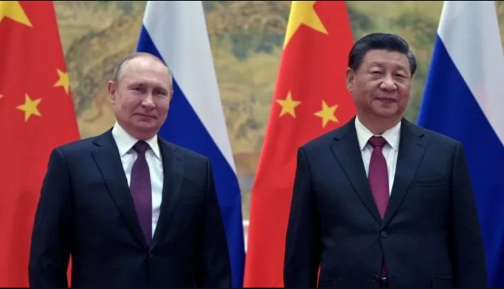 Vladimir Putin e Xi Jinping durante encontro em Pequim em fevereiro último (Foto: Getty Images via BBC)