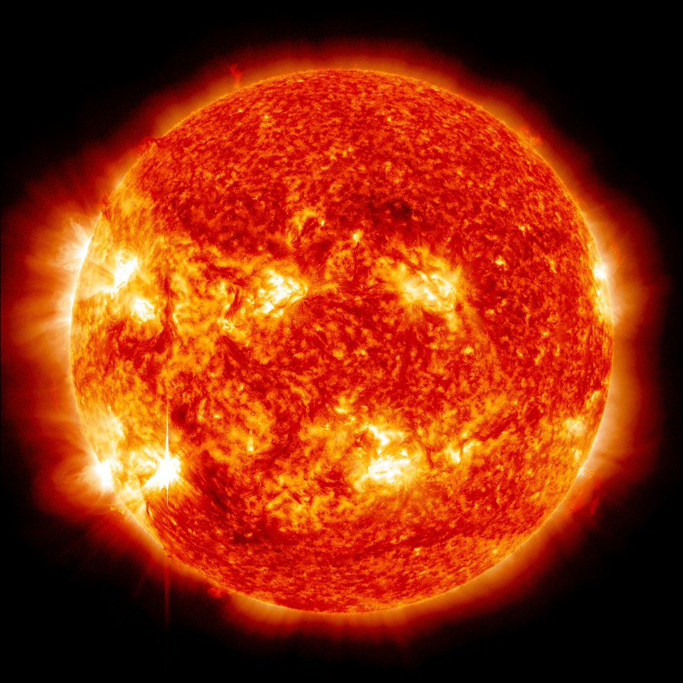 Mistura de duas imagens do Sol capturadas pelo observatório dinâmico da Nasa — Foto: Divulgação/Nasa/SDO