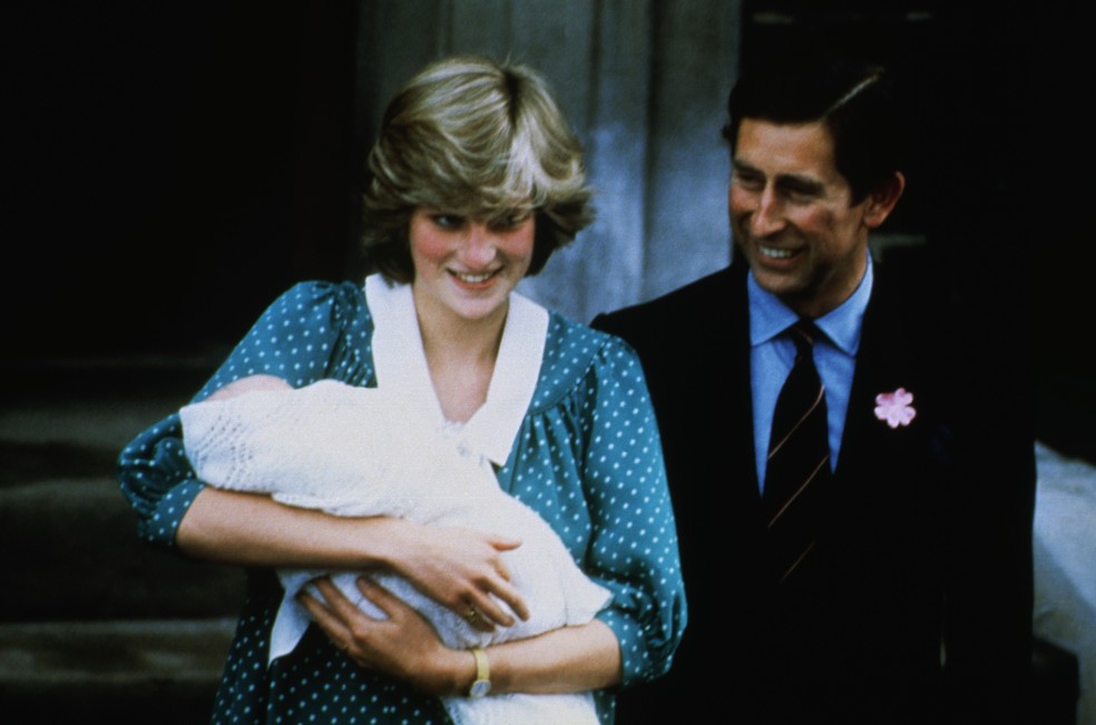 Princesa Diana e Príncipe Charles deixando o hospital com Príncipe William no colo — Foto: Getty Images/Hulton Deutsch 