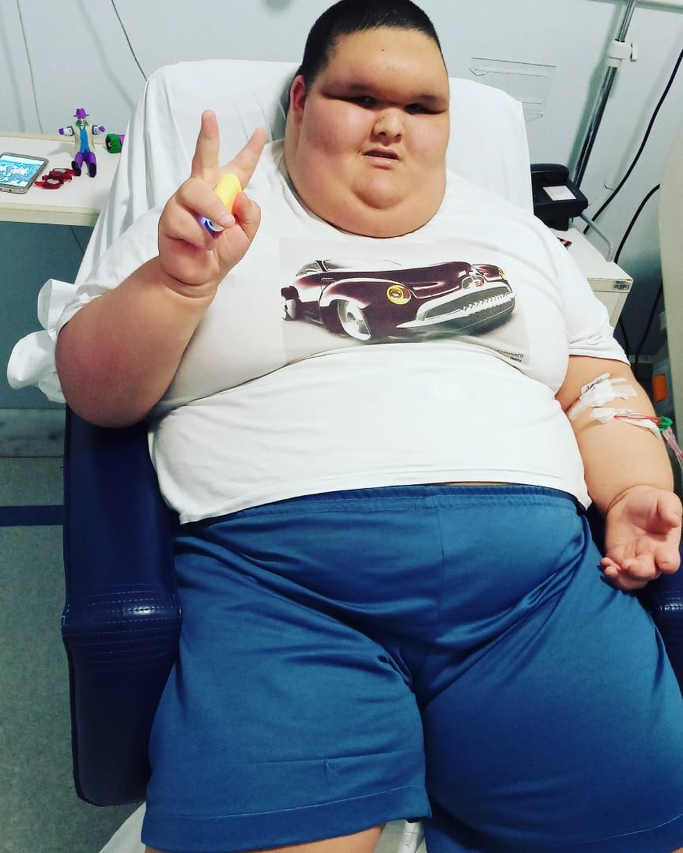 Matheus com 10 anos pesava 195 quilos antes da cirurgia em Florianópolis — Foto: Gabriela Fetter/Arquivo Pessoal