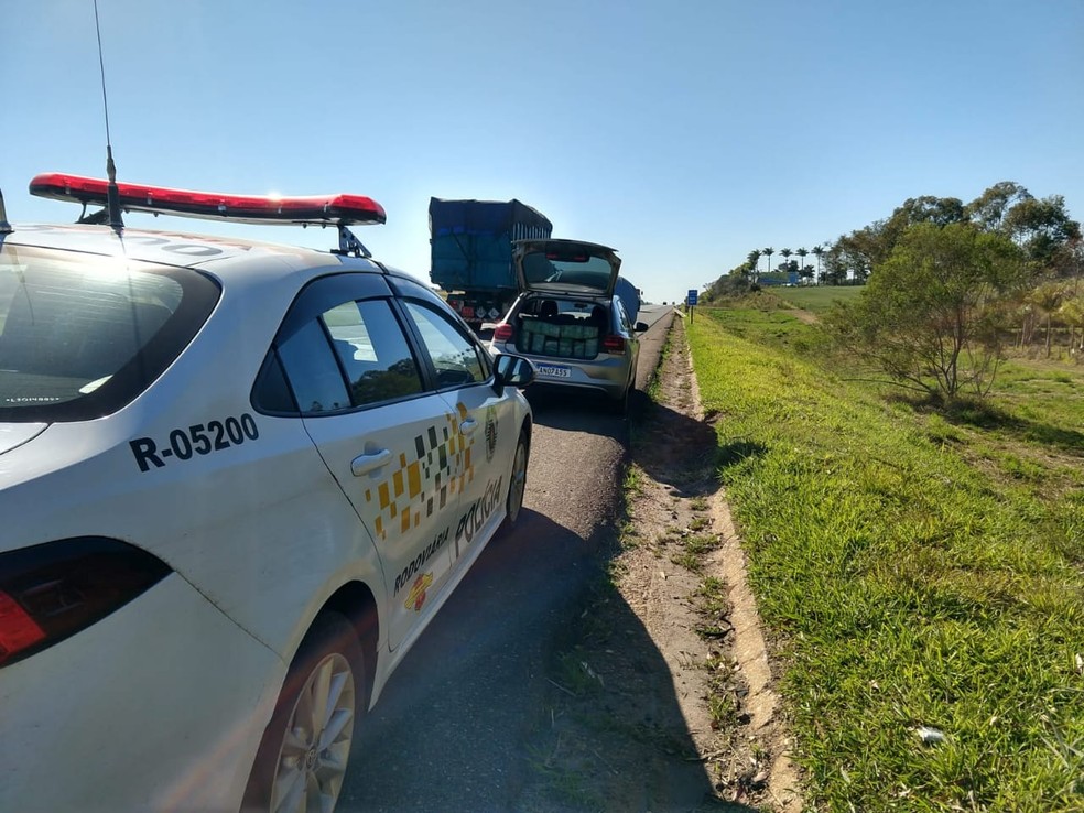 Drogas são apreendidas dentro de carro em rodovia de Cesário Lange (SP) — Foto: Polícia Militar Rodoviária/Divulgação