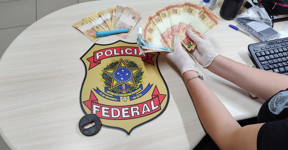 PF apreende dinheiro falso na Zona Leste de Natal — Foto: Cedida