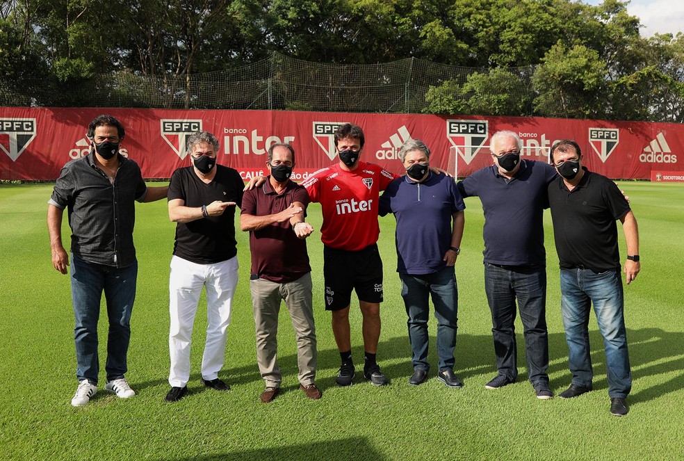 Muricy é apresentado ao lado de dirigentes e técnico do São Paulo — Foto: Divulgação São Paulo