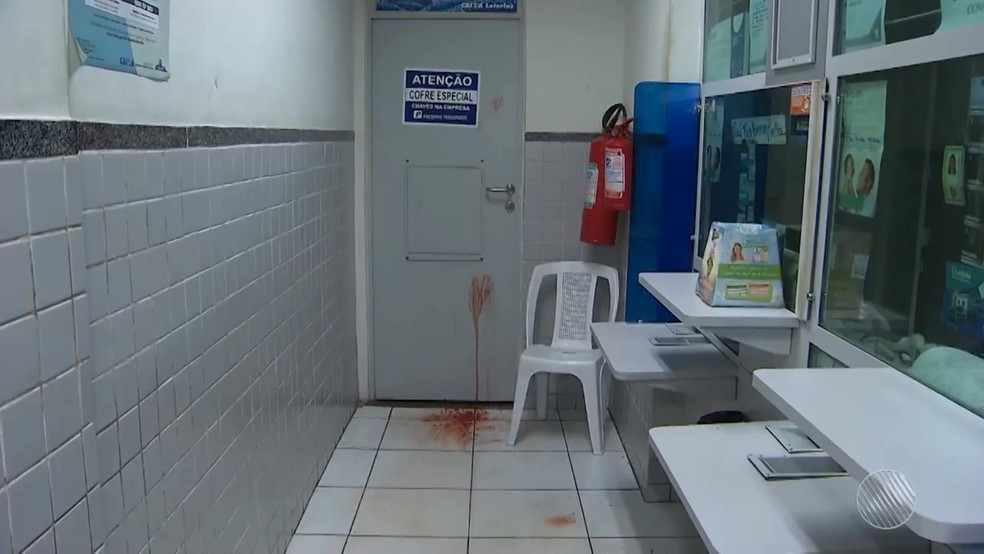 Criminosos tentaram invadir sala onde ficava dinheiro, mas nÃ£o conseguiram (Foto: ReproduÃ§Ã£o/TV Bahia)