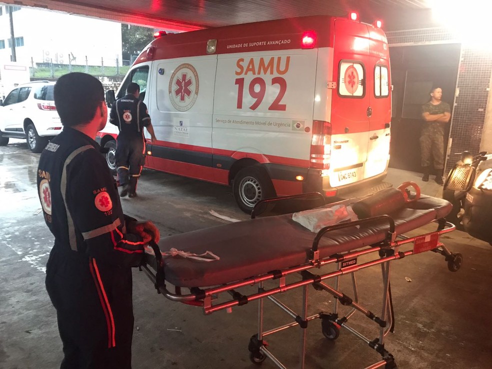 Foto de quando as ambulâncias do Samu ficaram paradas, em agosto, porque as macas foram utilizadas no Hospital Walfredo Gurgel (Foto: Clayton Carvalho/Inter TV Cabugi)