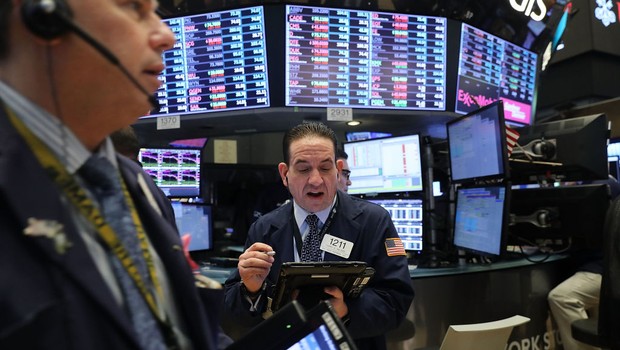 Operadores observam as telas na Bolsa de Nova York (NYSE) no dia 5 de fevereiro de 2018, dia da maior queda em número de pontos da história da bolsa (Foto: Spencer Platt/Getty Images)