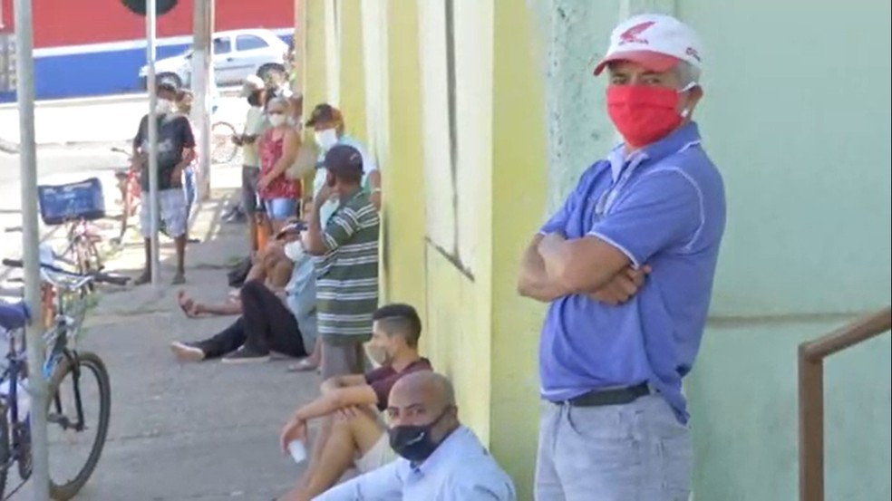 Açougue tem fila para doação de ossos em Cuiabá para famílias carentes — Foto: TV Centro América