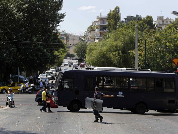 Ônibus da polícia bloqueia rua principal no centro de Atenas, durante a visita de Wolfgang Schaeuble  (Foto: Reuters)