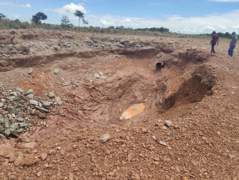 Explosão em gasoduto abriu buraco de 200 metros quadrados e 5 metros de profundidade, diz perícia em Nossa Senhora do Livramento — Foto: Corpo de Bombeiros de Mato Grosso