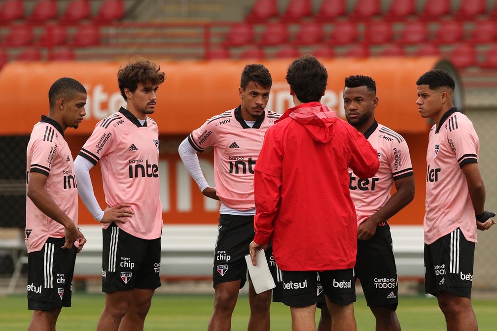 Brenner, Igor Gomes, Diego Costa, Luan e Gabriel Sara conversam com Fernando Diniz no treino do São Paulo — Foto: Rubens Chiri / saopaulofc.net