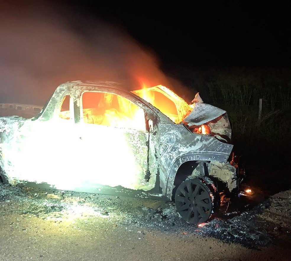 Carro de ex-prefeito ficou em chamas após acidente na BR-435 — Foto: Divulgação