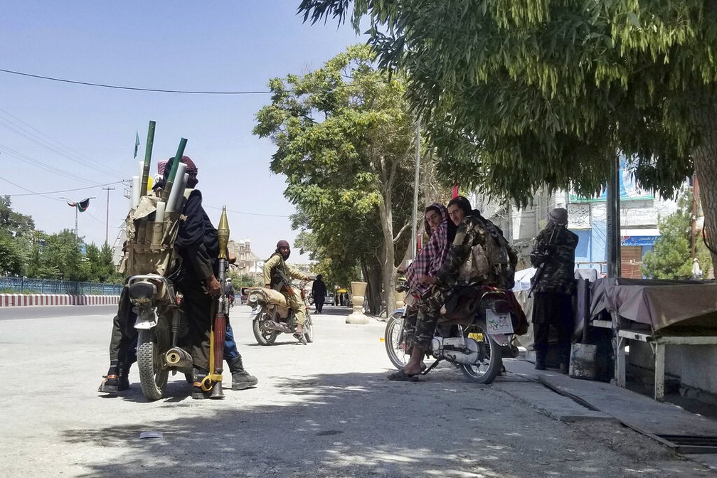 Talibã patrulha cidade de Ghazi, perto de Cabul, no Afeganistão, nesta quinta-feira (12) — Foto: Gulabuddin Amiri/AP Photo