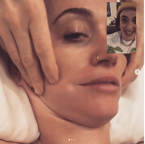 Uma foto compartilhada por Katy Perry durante uma sessão de massagem (Foto: Instagram)
