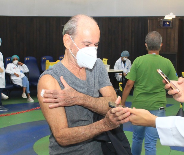 Ney Matogrosso é vacinado (Foto: Alexsandro Mendonça/AgNews)