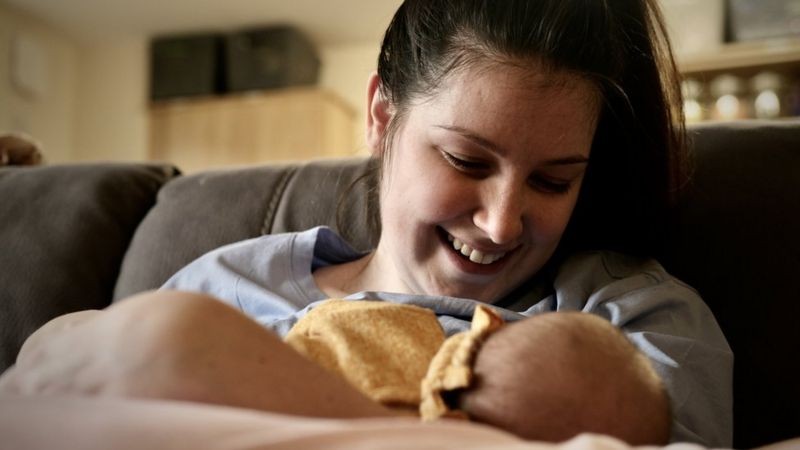 Lucy com sua filha AR, que nasceu no fim do ano passado (Foto: BBC News)