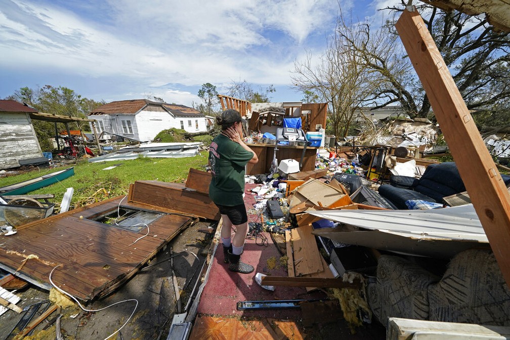 Nicole Beard procura pertences após ter casa destruída pela passagem do furacão Laura em Louisiana — Foto: Gerald Herbert/AP Photo