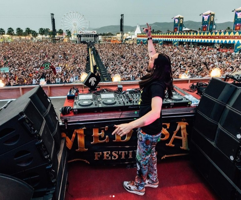 Steve Aoki se apresenta no Festival Medusa, na Espanha (Foto: Reprodução/Instagram)