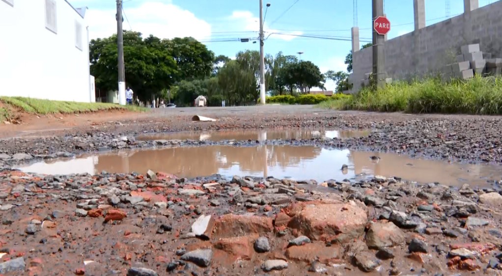 Buracos em ruas e avenidas de Rio Claro geram queixas de moradores no distrito de Ajapi