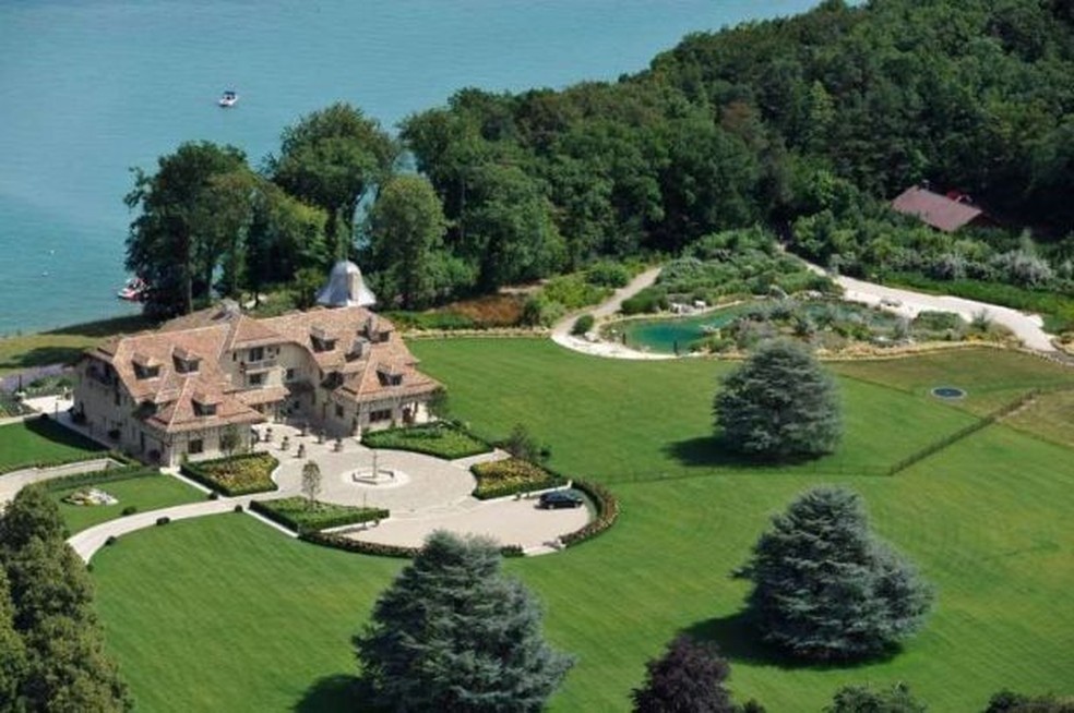 Casa de Schumacher na Suíça fica à beira de lago — Foto: Reprodução