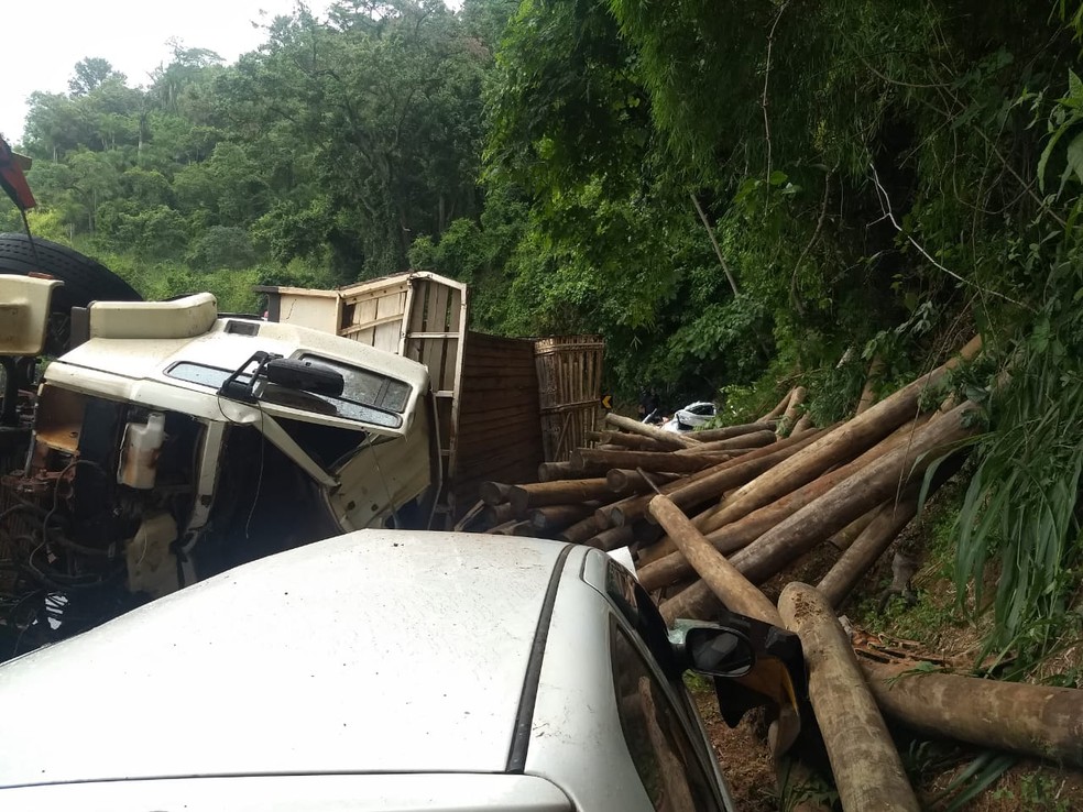 Caminhão tombou e toras de madeira atingiram dois carros; duas pessoas morreram na serra em Botucatu — Foto: Corpo de Bombeiros/Divulgação 