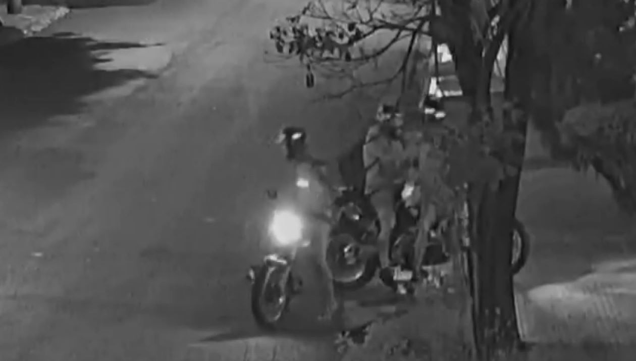Ladrões tentam roubar moto, mas não conseguem dirigir veículo em Ribeirão Preto, SP; vídeo