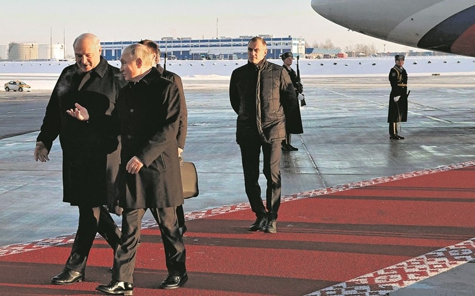 Os presidentes da Rússia, Vladimir Putin (à direita), e da Bielorrússia, Alexander Lukashenko, conversam na chegada do líder russo a Minsk