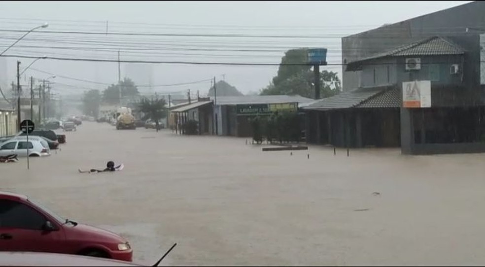 Ruas ficam alagadas durante chuva intensa em Porto Velho  — Foto: Reprodução/Redes Sociais 