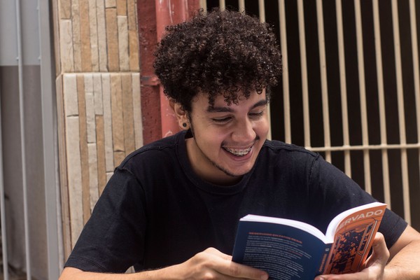 Escritor Alexandre Ribeiro já começou a escrever seu segundo romance — Foto: Lucas Sampaio/ Divulgação