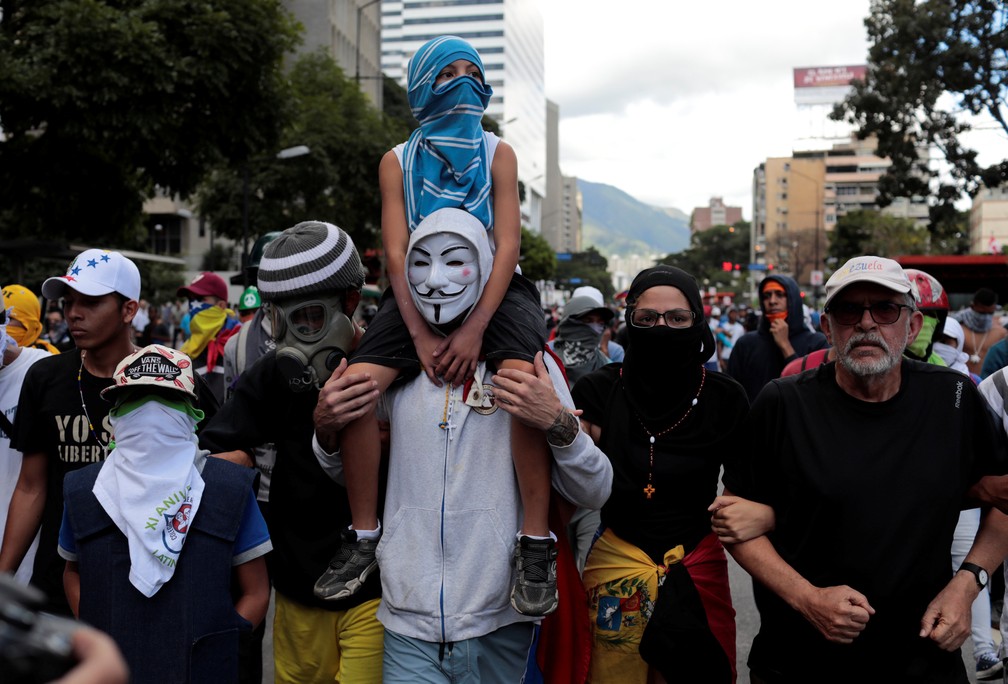 Opositores ao governo de Nicolás Maduro manifestam repúdio à Assembleia Constituinte nesta sexta-feira (4) em Caracas (Foto: REUTERS/Marco Bello)
