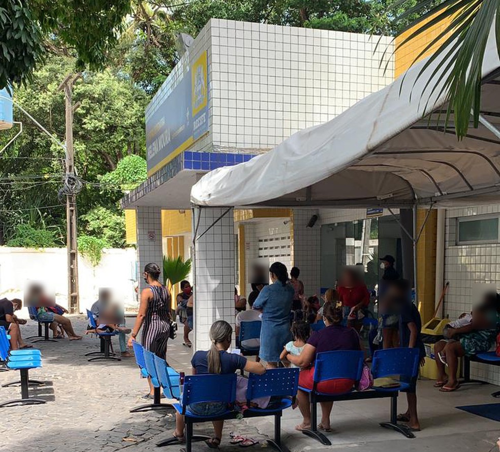 Pacientes e acompanhantes à espera de atendimento pediátrico no Hospital Helena Moura, no Recife, na terça-feira (9) — Foto: Reprodução/WhatsApp