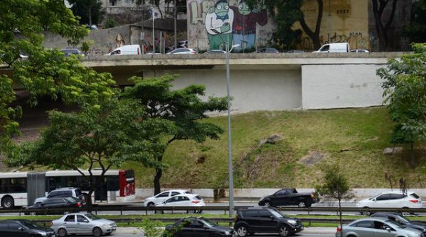 Avenida 23 de maio, em São Paulo, vai substituir grafites por muro verde (Foto: Reprodução/Agência Brasil)