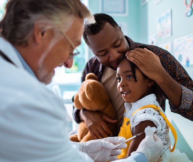 Criança tomando vacina (Foto:  Marko Geber/Getty Images)